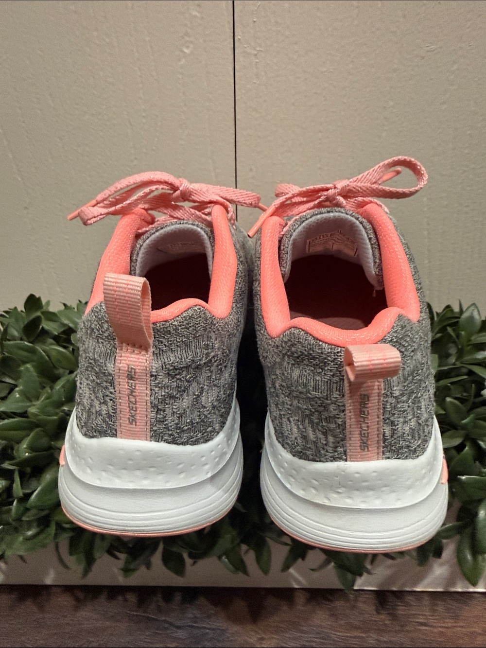 Skechers Women's Arch Fit Comfy Wave Lace Up Shoes
Gray/Pink Size 6.5 - Picture 7 of 8